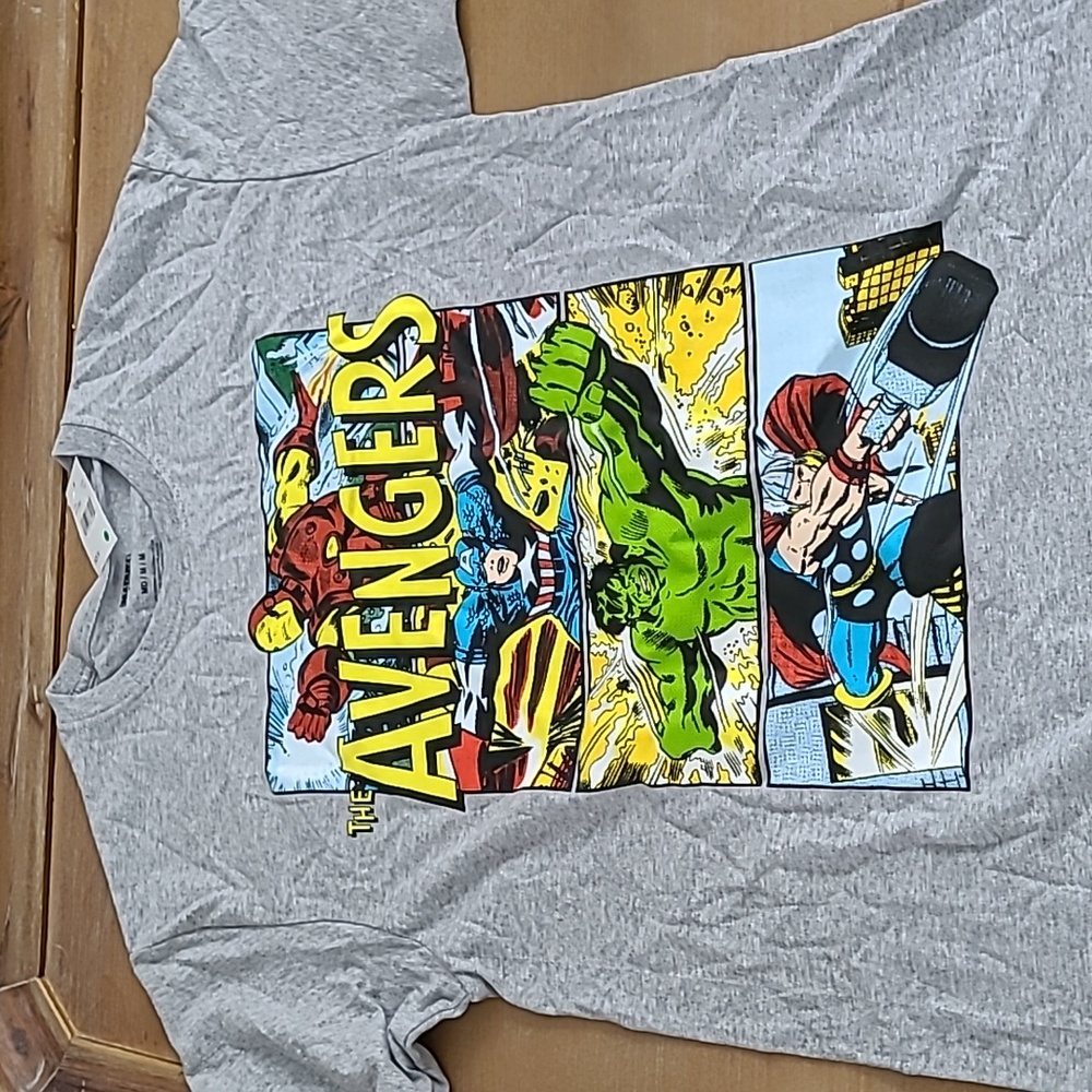 Marvel Avengers Tee Shirt Size Medium NWT